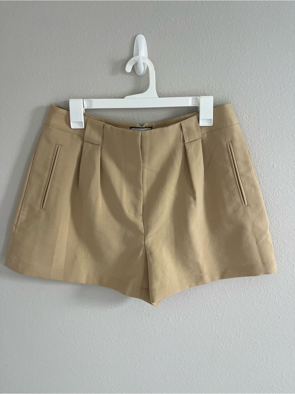 Tuckernuck Khaki Pleated Shorts Size L, Like New Condition